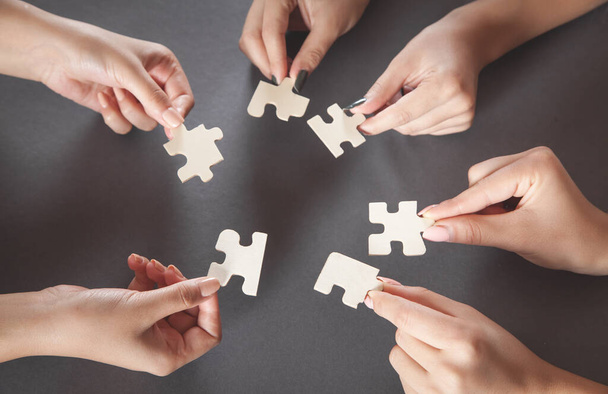 Hände von Menschen, die Puzzle halten. Partnerschaft, Erfolg, Teamwork - Foto, Bild