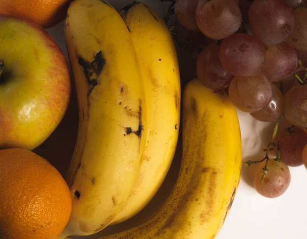 新鮮で健康的な季節の果物、リンゴ、ブドウ、バナナ、モンダリンオレンジ. - 写真・画像