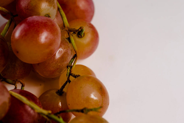 Świeże i zdrowe szczęśliwe winogrona z miejscem na tekst na białym tle - Zdjęcie, obraz