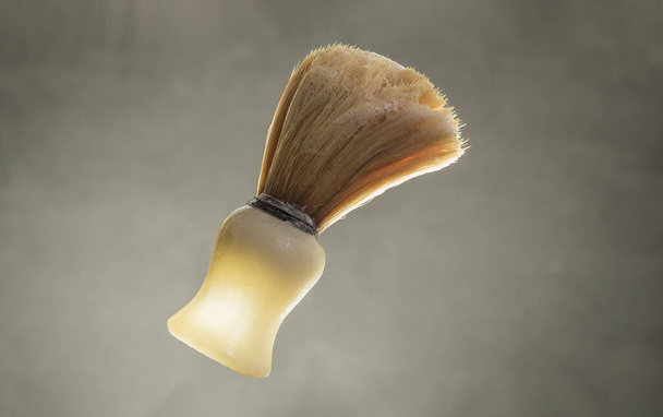 Кисть для бритья с пеной на черном фоне - Фото, изображение