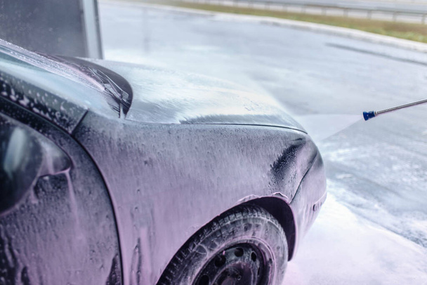 car wash using new purple foam. - Foto, afbeelding