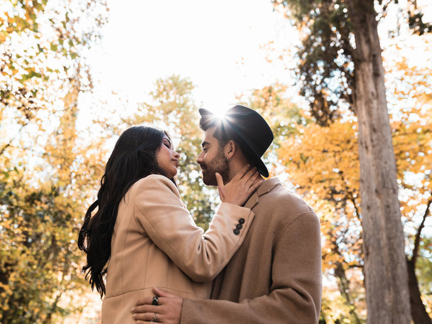 belo casal em um parque no outono - Foto, Imagem