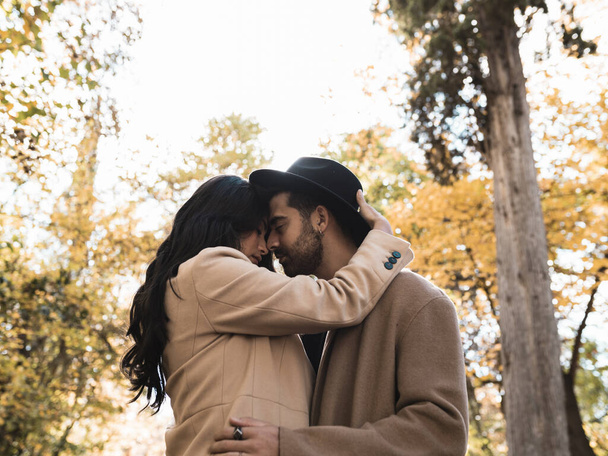 chico y chica, en un parque, en el amor besos - Foto, imagen