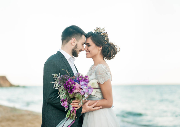 svatební pár, ženich a nevěsta ve svatebních šatech u moře - Fotografie, Obrázek
