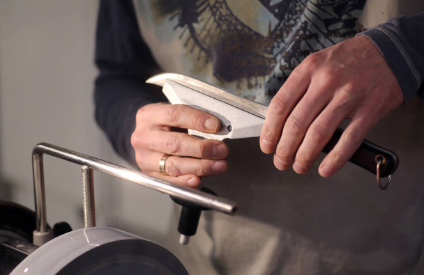 Точилка для ножів і рука з лезом
 - Фото, зображення