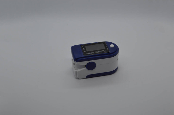 Συσκευή παλμικού οξύμετρου για τη μέτρηση του επιπέδου οξυγόνου στο αίμα - Φωτογραφία, εικόνα