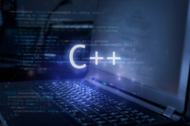 C + + inscripción contra el ordenador portátil y el código de fondo. Aprender lenguaje de programación C + +, cursos de computación, formación.  - Foto, imagen