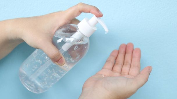 Donna che si lava le mani con gel alcolico, sapone disinfettante antibatterico composto da etanolo 70% a base di igiene più pulita per prevenire la diffusione del virus della corona infezione (COVID-19), sterile e antisettico. - Foto, immagini