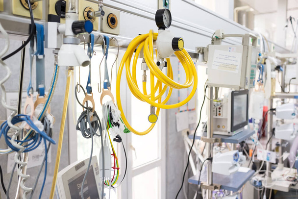 英国の医療機器NHS病院緊急治療室、黄色のパイプホース&医療機器背景にラック、手術部門、コロナウイルスCOVID-19パンデミック危機高死亡率 - 写真・画像