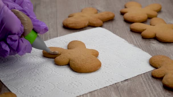 μαγείρεμα μελόψωμο, γέμιση με άχνη ζάχαρη. Φτιάχνω χριστουγεννιάτικα γλυκά. γλυκό gingerbread άνδρες για τις διακοπές του νέου έτους - Πλάνα, βίντεο