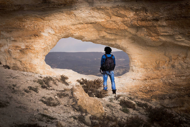 Capadocia es la región que surgió hace 60 millones de años cuando las capas blandas de lava y cenizas erupcionadas por Erciyes, Hasanda y Gllda fueron erosionadas por la lluvia y el viento durante millones de años.. - Foto, Imagen