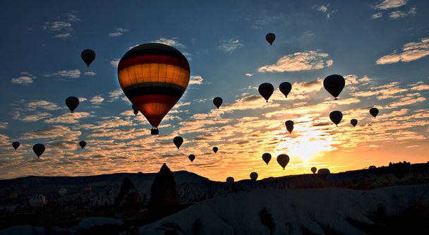 Cappadocia is the region that emerged 60 million years ago when the soft layers of lava and ashes erupted by Erciyes, Hasanda and Gllda were eroded by rain and wind for millions of years. - Valokuva, kuva