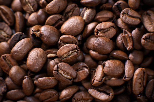Kaffeebohnen schließen sich vor dem Hintergrund einer Kaffeebohne an. Morgens Espresso. Kaffeebecher. - Foto, Bild