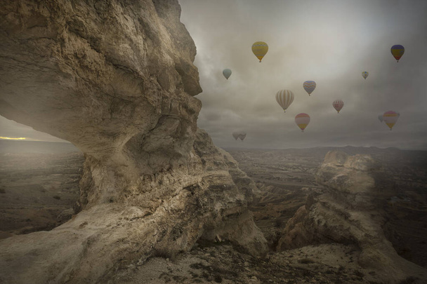 La Cappadocia è la regione emersa 60 milioni di anni fa quando gli strati morbidi di lava e cenere eruttati da Erciyes, Hasanda e Gllda sono stati erosi dalla pioggia e dal vento per milioni di anni. - Foto, immagini