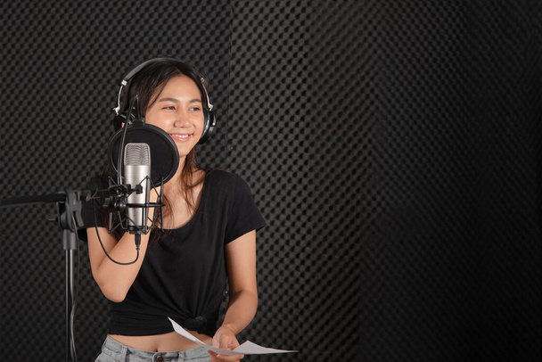 dospívající zpěvačka v hudebním studiu nahrávací místnost - Fotografie, Obrázek
