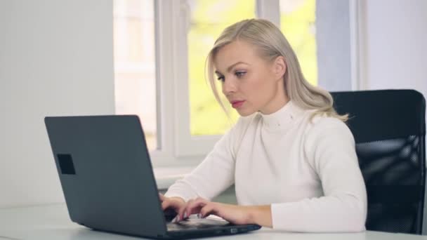 Zaměřený mladý běloška žena vysoká škola student dělá domácí úkol pomocí notebooku psaní studium e učení na PC technologie sedět doma, distanční on-line vzdělávání koncept - Záběry, video
