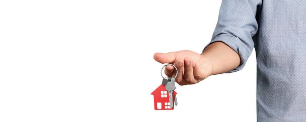 Agent nieruchomości przekazujący klucze do domu w ręce - Zdjęcie, obraz