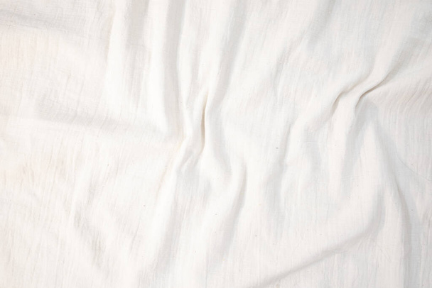 Fondo de la tela Lona de lino blanco arrugada tela de algodón natural Lino natural hecho a mano vista superior fondo Ecológico Eco textiles Blanco Textura de lino de tela  - Foto, imagen