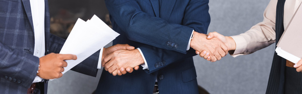 Обрезанный взгляд бизнесмена, пожимающего руку коллегам-мультикультурникам, баннер - Фото, изображение