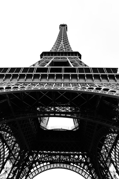 Paris 'te siyah beyaz efektli çok yüksek Eyfel Kulesi' nin altından inanılmaz manzaralar. - Fotoğraf, Görsel