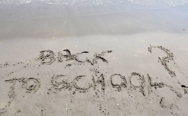 ZPĚT DO ŠKOLY s otazníkem napsaným na písku pláže - Fotografie, Obrázek
