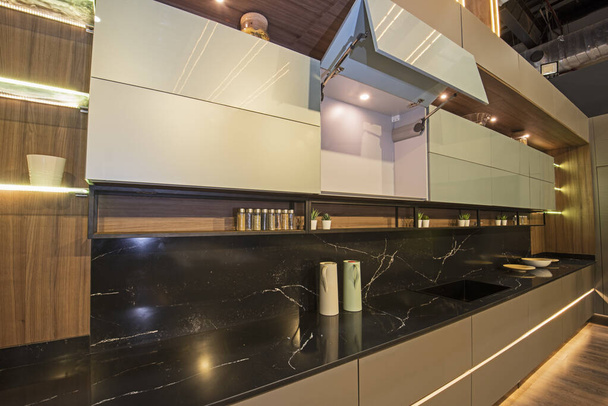 Дизайн інтер'єру, що демонструє велику сучасну кухню з шафами в розкішній квартирній вітальні
 - Фото, зображення