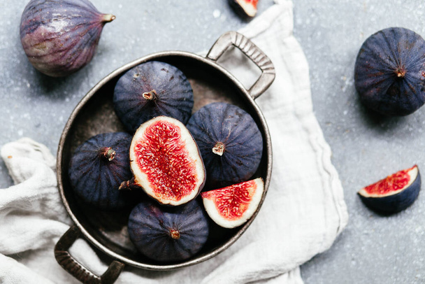 Ripe figs in a cut on a light background - 写真・画像