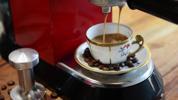 Koffie zetten met een espressoapparaat. Sluiten van koffiebereiding. Vintage espresso kopje. - Video