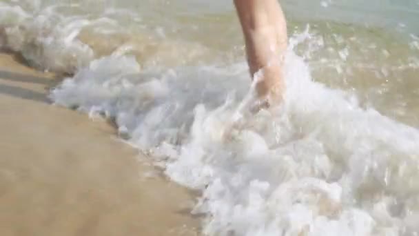 Πόδια με τα πόδια στην παραλία για διακοπές, θέμα το καλοκαίρι - Πλάνα, βίντεο