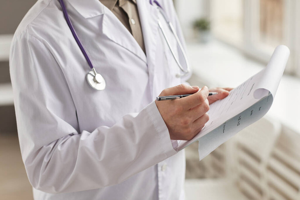 Arzt füllt Gesundheitskarte aus - Foto, Bild