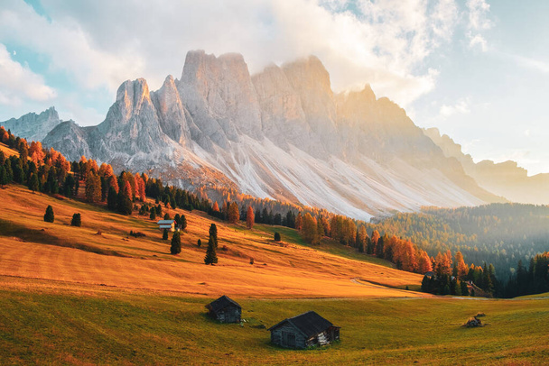 Kaunis syksyn värit jalka Odle Mountains taustalla Seceda Mountains auringonlaskun Dolomiitit, Trentino Alto Adige, Val di Funes Valley, Etelä-Tiroli Italiassa - Valokuva, kuva