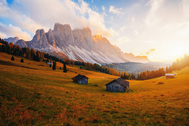 Kaunis syksyn värit jalka Odle Mountains taustalla Seceda Mountains auringonlaskun Dolomiitit, Trentino Alto Adige, Val di Funes Valley, Etelä-Tiroli Italiassa - Valokuva, kuva