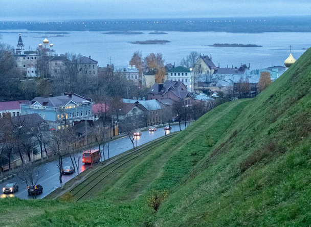Cityscape του Nizhny Novgorod έως τον ποταμό Volga και τις εκβολές του ποταμού Oka από το λόφο του Κρεμλίνου στο λυκόφως. - Φωτογραφία, εικόνα