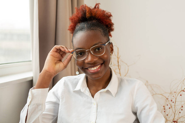beautiful young african woman wearing glasses - Fotografie, Obrázek