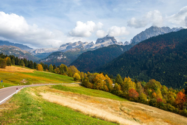 Kauniita vuoria Brenta Dolomiiteilla, Bergamo Alpeilla lähellä Cornisellojärveä, Trentino-Alto Adige Pohjois-Italiassa, Euroopassa - Valokuva, kuva