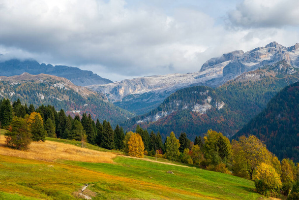 Piękne góry w dolomitach Brenta, Alpy Bergamo w pobliżu jeziora Cornisello, Trentino-Alto Adige w północnych Włoszech, Europa - Zdjęcie, obraz