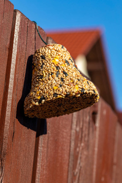 Дзвін з різних зерен, делікатес для всіх птахів в саду
 - Фото, зображення