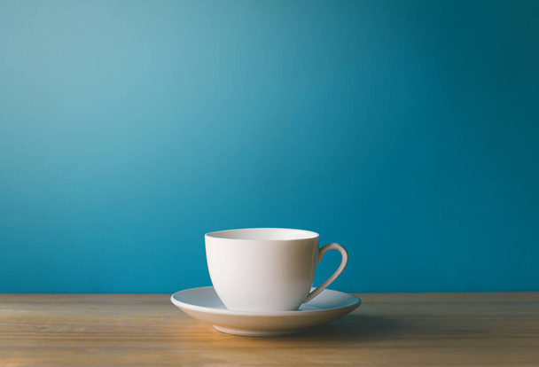 tasse de café sur table en bois bleu - Photo, image
