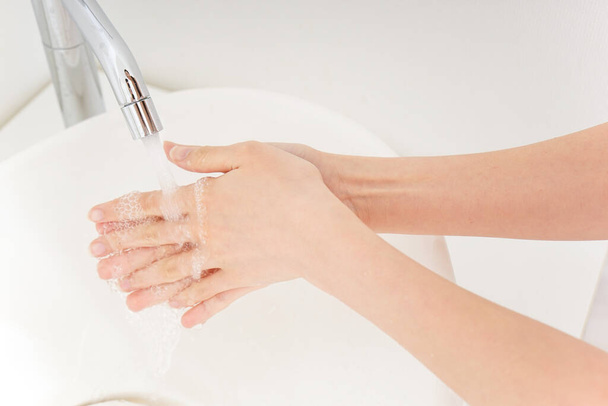 Jeune femme se lave les mains - Photo, image
