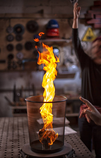 Brûleur à gaz en laiton avec une flamme qui s'échappe. - Photo, image