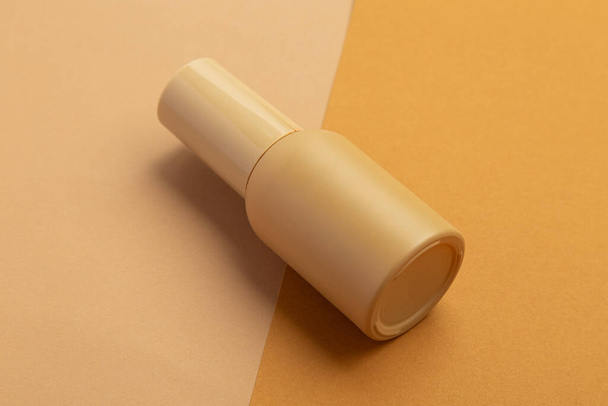 Blank beige plastic bottle of beauty skincare cosmetic mockup template on beige background. - Φωτογραφία, εικόνα