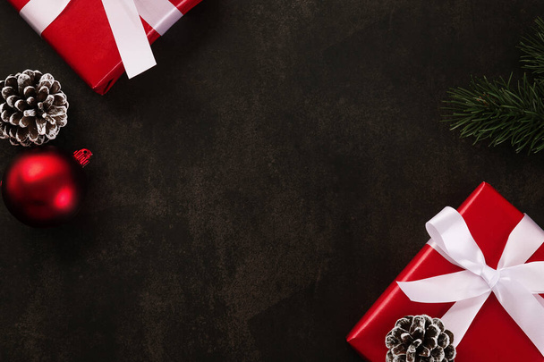 Κάτοψη της Χριστουγεννιάτικης διακόσμησης με κουτιά δώρου στο grunge πίνακα μπορντούρας, Χριστουγεννιάτικο φόντο με χώρο αντιγραφής. - Φωτογραφία, εικόνα