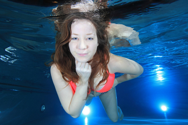 Nainen veden alla
 - Valokuva, kuva