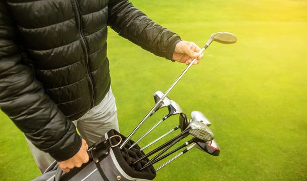 Giocatore di golf che sceglie il club per il suo concetto di partita, sport e ricreazione - Foto, immagini