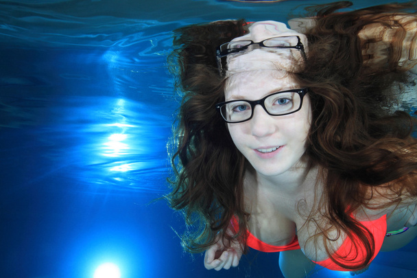 vrouw onder water met een bril - Foto, afbeelding