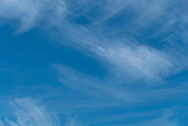 Cielo azul claro con pocas nubes blancas en un patrón en zig zag - Foto, Imagen