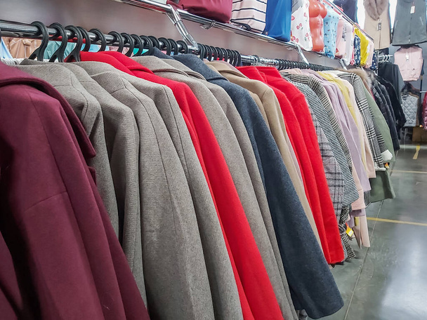 Dış giyim satışı departmanı, kadın ceketleri sergileniyor. - Fotoğraf, Görsel