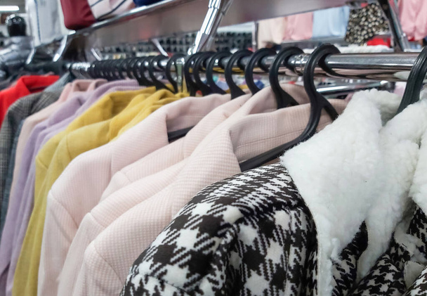Dış giyim satışı departmanı, kadın ceketleri askıda.. - Fotoğraf, Görsel