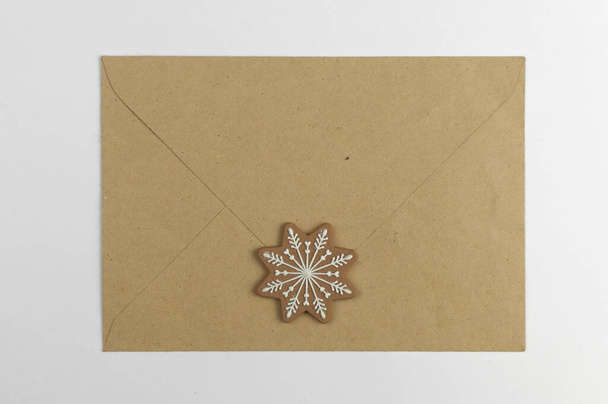 Beyaz arka planda Noel süslemesi olan zarf. Noel ve Yeni Yıl kavramı - Fotoğraf, Görsel