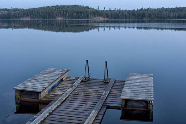pasarela de madera en un lago en Finlandia. - Foto, Imagen